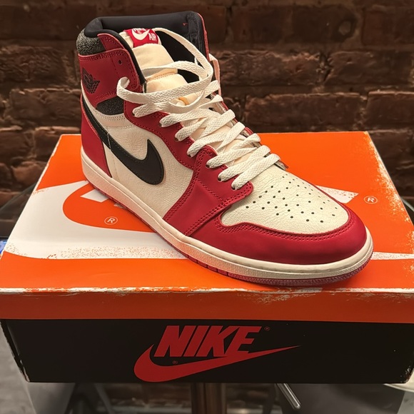 NIKE JORDAN 1s RETRO HIGH OG LOST AND FOUND VARSITY RED - Picture 2 of 4